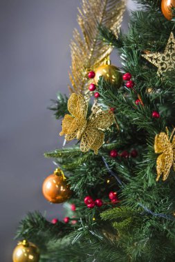 süslenen gri duvar arka plan üzerinde Noel ağacı