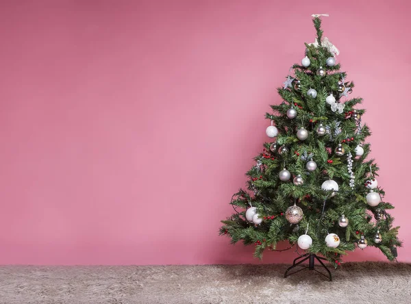 Árbol Navidad Decorado Sobre Fondo Pared Rosa — Foto de Stock