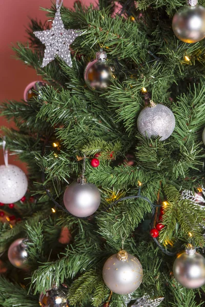 Árvore Natal Decorado Fundo Parede Rosa — Fotografia de Stock