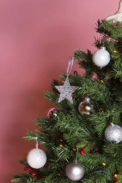 Árvore Natal Decorado Fundo Parede Rosa — Fotografia de Stock