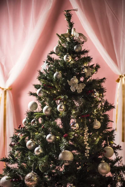Árvore Natal Decorada Parede Rosa Com Cortinas Brancas Fundo — Fotografia de Stock