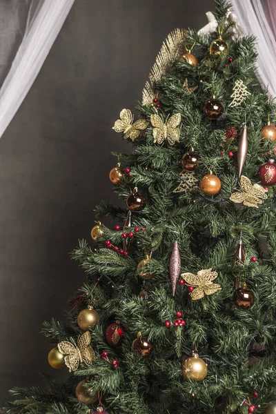 Árvore Natal Decorada Parede Cinza Com Cortinas Brancas Fundo — Fotografia de Stock