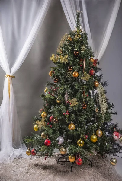 Árvore Natal Decorada Parede Cinza Com Cortinas Brancas Fundo — Fotografia de Stock