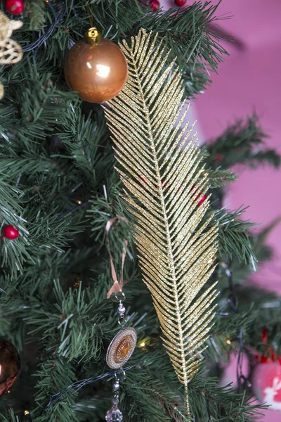 Árvore Natal Decorado Fundo Parede Rosa — Fotografia de Stock