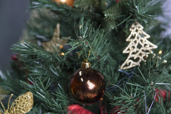 Árvore Natal Decorada Fundo Parede Cinza — Fotografia de Stock