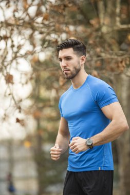 Gündüz açık koşan atletik genç adam
