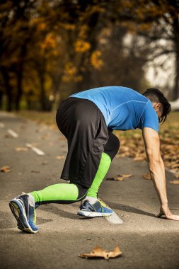 düşük açılı görünüş erkek sporcunun koşmaya hazır 