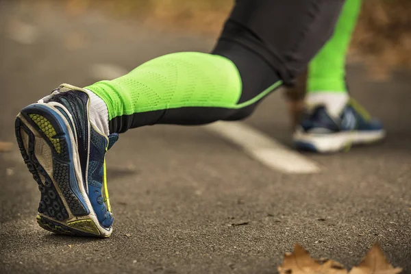 Vista Ángulo Bajo Del Atleta Masculino Listo Para Correr — Foto de Stock