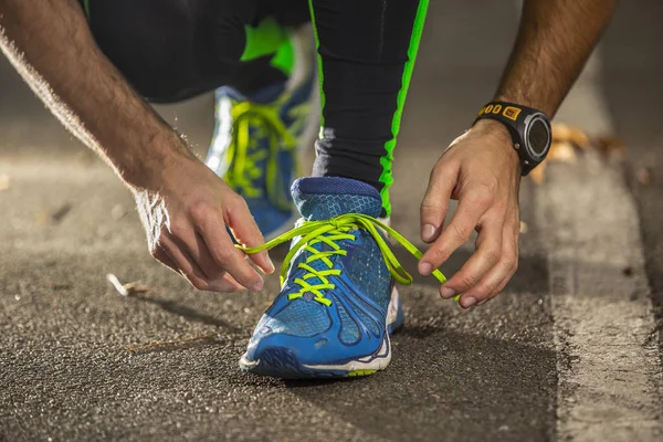 Vista Bajo Ángulo Del Hombre Que Prepara Zapato Para Correr — Foto de Stock