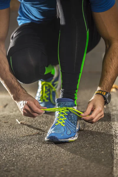 Vista Bajo Ángulo Del Hombre Que Prepara Zapato Para Correr — Foto de Stock