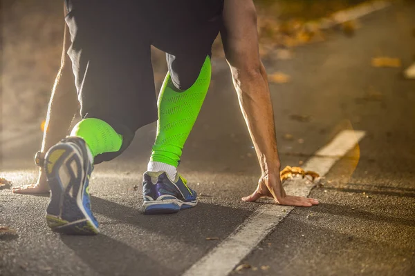 Vista Ángulo Bajo Del Atleta Masculino Listo Para Correr — Foto de Stock