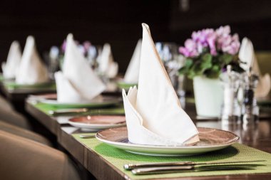 modern restoranda tablo ayarı kapatın 