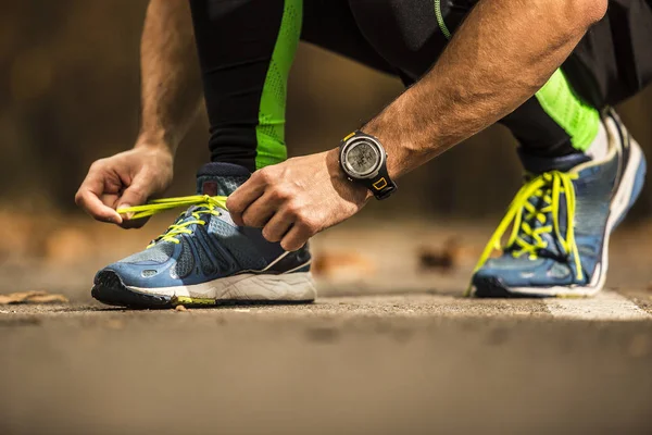 Vista Bajo Ángulo Del Hombre Que Prepara Zapato Para Correr — Foto de Stock