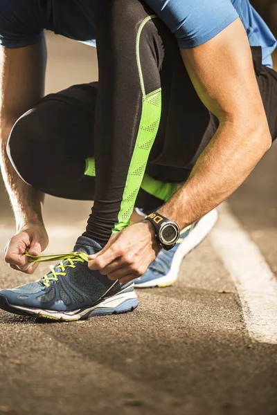 Vista Bajo Ángulo Del Hombre Que Prepara Zapato Para Correr — Foto de Stock