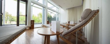 dinlenme odasında şezlonglar. kopya alanı