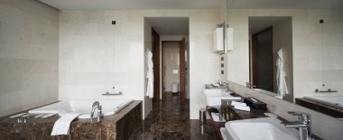 Modern banyo iç çift lavabo ve büyük aynalar, banyo küveti, çini, görünümü penceresi ve havlu.