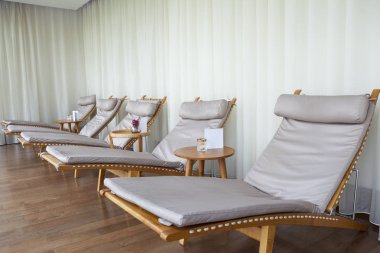 dinlenme odasında şezlonglar. harika bir manzara