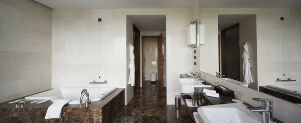 Interior Del Baño Moderno Con Lavabo Doble Espejos Grandes Bañera — Foto de Stock