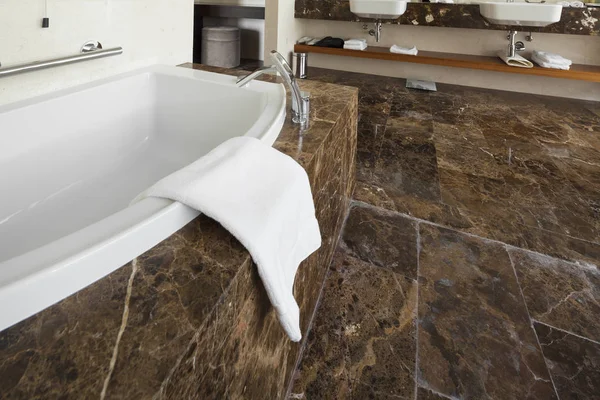 Interior Del Baño Moderno Con Lavabo Doble Espejos Grandes Bañera — Foto de Stock