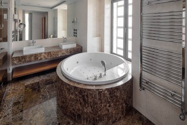 Lüks banyo iç ve jakuzi banyo tarzı.