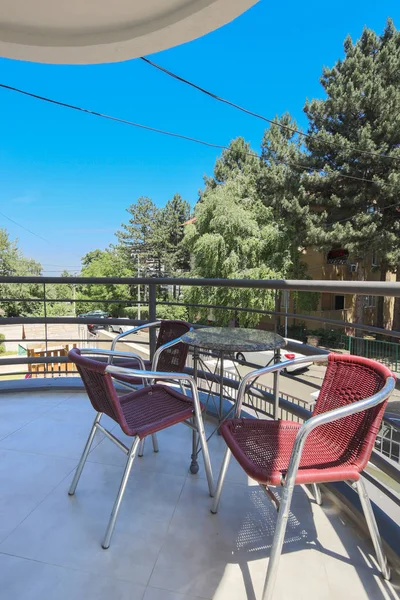 Hermosa Terraza Balcón Con Mesa Pequeña — Foto de Stock