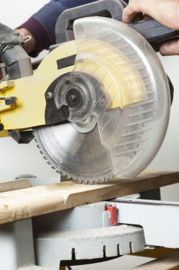Elektrikli testere talaşı ile kesme marangoz