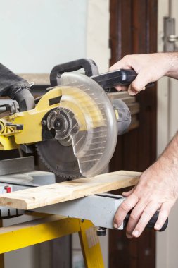 Elektrikli testere talaşı ile kesme marangoz