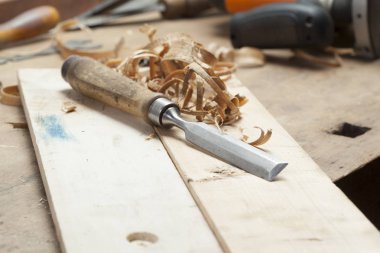 bir talaş üstünde ahşap board.copy yer kalem ucu