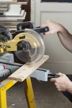 Elektrikli testere talaşı ile kesme marangoz