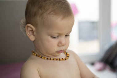 Bebek toddler sarı diş ağrı neckless giyiyor 
