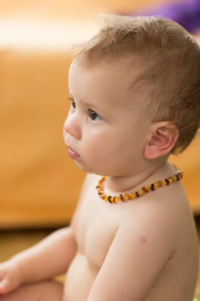 Toddler Dziecko Sobie Bólu Zębów Bursztyn Neckless — Zdjęcie stockowe