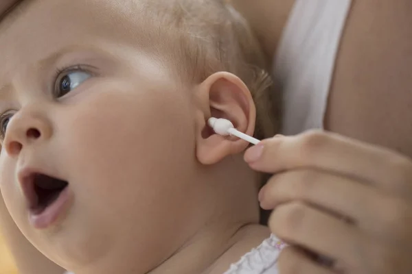 赤ちゃん綿棒で耳を洗浄の母 — ストック写真