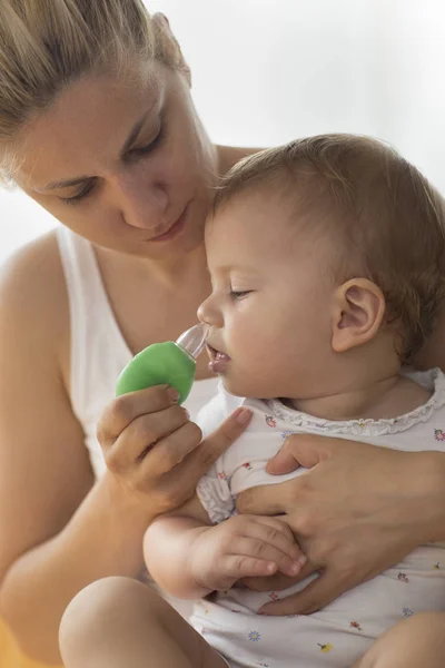 Mother Cleaning Babies Nose Vacuum Pump — Stock Photo, Image