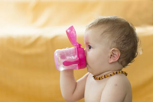Bebé Niño Usando Dientes Ámbar Alivio Del Dolor Sin Cuello — Foto de Stock