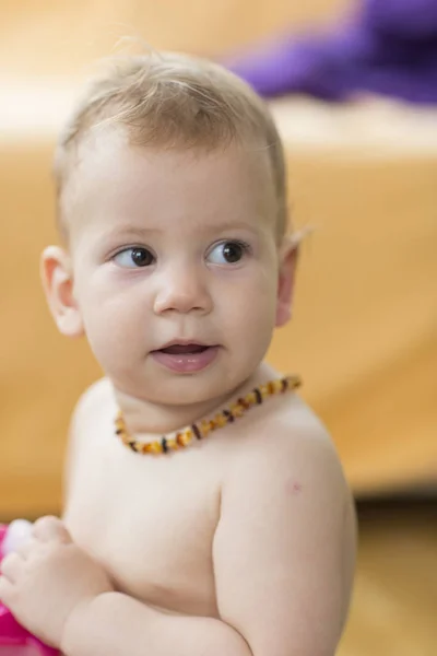 Toddler Dziecko Sobie Bólu Zębów Bursztyn Neckless — Zdjęcie stockowe