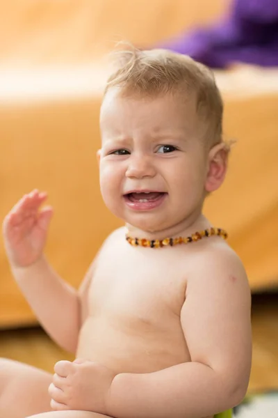 Toddler Dziecko Sobie Bólu Zębów Bursztyn Neckless — Zdjęcie stockowe