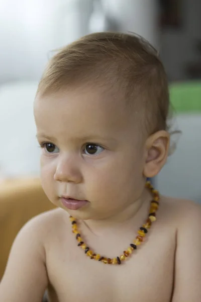 Toddler Dziecko Sobie Bólu Zębów Bursztyn Neckless — Zdjęcie stockowe