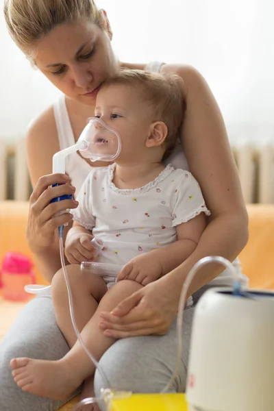 Bebê Terapia Inalatória Respiratória Mãe Segurando Máscara Nebulizador — Fotografia de Stock
