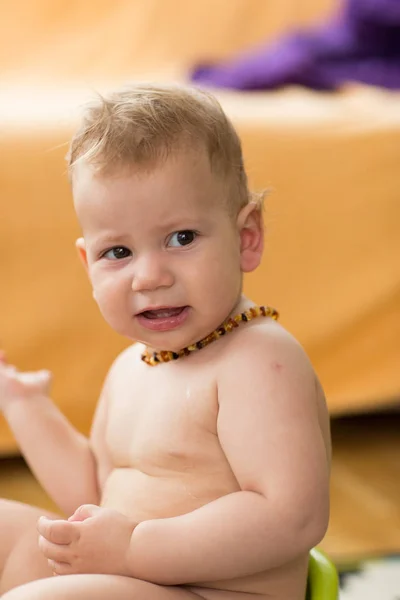 Toddler Dziecko Sobie Bólu Zębów Bursztyn Neckless — Zdjęcie stockowe