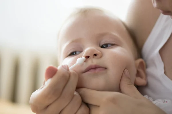 Mother Cleaning Babies Nose Cotton Swabs — Stock Photo, Image