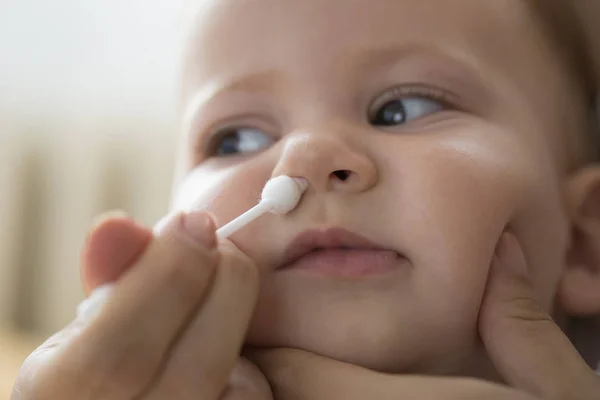 Mother Cleaning Babies Nose Cotton Swabs — Stock Photo, Image