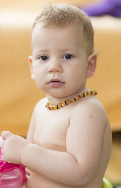 Toddler Dziecko Sobie Bólu Zębów Bursztyn Neckless — Zdjęcie stockowe