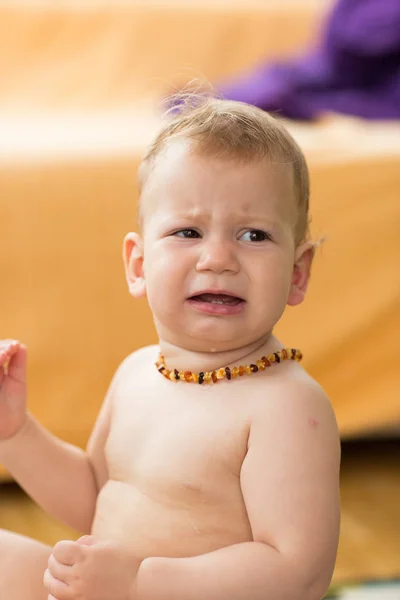 Toddler Dziecko Sobie Bólu Zębów Bursztyn Neckless — Zdjęcie stockowe