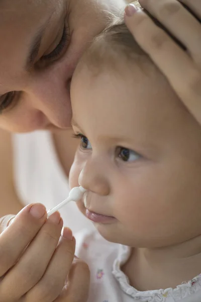 Mother Cleaning Babies Nose Cotton Swabs — Stock Photo, Image