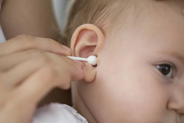 Madre Limpieza Bebés Oreja Con Hisopos Algodón — Foto de Stock