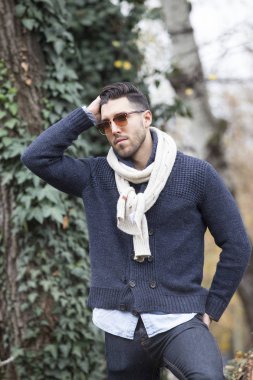 seksi delikanlı Forest.Autumn günde poz