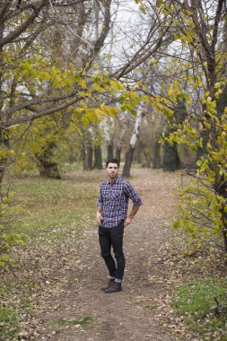 yakışıklı delikanlı doğada, sonbahar iyigörünümlü düşünceler