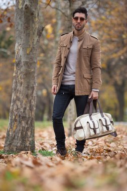 Genç yetişkin adam ahşap, kış sonbahar gün poz yakışıklı