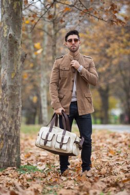 Genç yetişkin adam ahşap, kış sonbahar gün poz yakışıklı