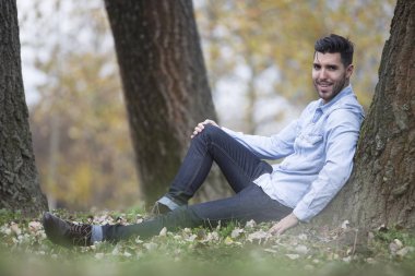 Doğada yakışıklı adam. Sonbahar. Kopya alanı